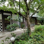Gyarari Kutsurogi - お店の裏側の庭の様子