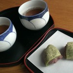 Choufuuan - 食前に出されたお茶と草団子