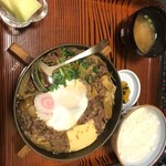 Nabetatsu - 山のきのこ入り牛鍋定食