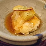 創作おでん よばれや - お通しは名物のコーン豆腐！大きくなってるのだ！