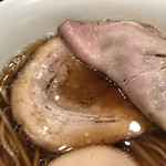 創作麺工房 鳴龍 - 低温調理チャーシューの下にはバラロールが隠れていて憎い演出