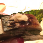 〆鯖の炙り海苔で巻いて