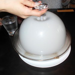 ラ プランシュ - 和牛、フォアグラ、トリュフの瞬間スモークの蓋を開けるところ