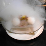 ラ プランシュ - 和牛、フォアグラ、トリュフの瞬間スモーク　