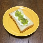 DONQ 池袋西武店 - ヨーグルト&クリームチーズクリームとキウイのオープンサンド