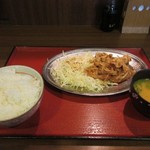 Musubi - 食券を渡して暫くすると食券の番号が呼ばれて注文した生姜焼き定食７５０円の出来上がりです。
                      
                      お水やふりかけはセルフサービスで自分の席に運びます