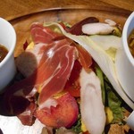 ラ プランシュ - 欲張り肉プレートのサラダ