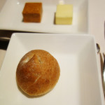 ラ・ターブル・ド・プロヴァンス - パンには無塩バターとエピス(香辛料)入りのバターが添えられております。