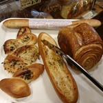 グーテ・ルブレ - ゴボウのエピ、ガーリックトースト、小倉トーストなど