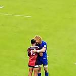 秩父宮ラグビー場 売店 - 健闘をたたえ合うエメリーさんとブリッツさん。