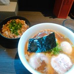 支那そばや - 山水地鶏醤油ワンタンらぁ麺
      名古屋コーチンの味付け玉子
      きざみチャーシューごはん