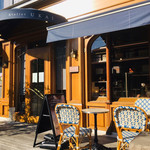 アトリエうかい たまプラーザ - 店頭にはイートインのできるテラス席もあります。