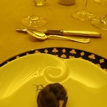 クイーン・アリス - 黒いシュー生地には イカスミが入ってるそう。
      サーモンサンド