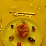 クイーン・アリス - 赤ピーマンのムースに、ズワイガニとホタテとキャビアのトッピング☆
      トマトなどを時計みたいに盛り付けしてて、可愛い( ☆∀☆)