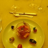 クイーン・アリス 横浜店 - 赤ピーマンのムースに、ズワイガニとホタテとキャビアのトッピング☆
                トマトなどを時計みたいに盛り付けしてて、可愛い( ☆∀☆)