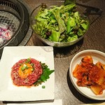韓々 - 韓々サラダ、カクテキ、牛肉のユッケ