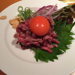 万両 - 細切りステーキ卵黄のせ