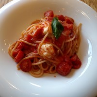 ウォルプタス 東京駅グランルーフ店 - モッツァレラとチェリートマトのトマトソースパスタ