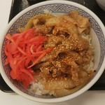 吉野家 - 新味豚丼　(税込)350円に紅生姜と七味をトッピング（2018.10.20）