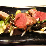 フロリレージュ - メインは鹿の料理2種♪まずは鹿肉のソテー。甘みと旨みが一体となったバラ、柔らかく力強いロース！（2011/3）