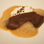フロリレージュ - デセールはチョコレートのオムレツ！チョコレートをオムレツ状に焼き上げ、コーヒーを泡状にしたソースと生クリームでいただきます♪（2011/3）