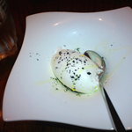 Vieni - 自家製ジェラード（オリーヴオイルとキプロスの炭塩で）￥500