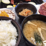 やきにく武蔵 - 定食には、ご飯・漬物・お味噌汁・小鉢