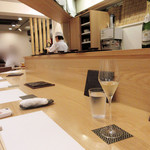 店内はカウンターとテーブル('18.9月中旬)