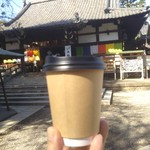 ライフ - ホットコーヒー。お薬師さんをバックに