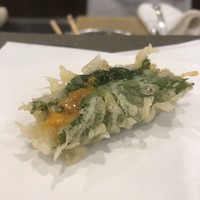 天白 - 塩水馬糞ウニのシソ挟み揚げ。封を切り立てなので、粒に残った塩水のお陰でフンワリと柔らかく旨塩の効いた仕上がりに。シソの香りも、油で活力を得たのかさりげなく主張しております