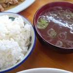 タレそばのライスとスープ