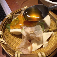 飛騨牛一頭家 馬喰一代 岐阜神田 - ③自家製のざる豆冨。出汁醤油の餡を掛けて頂きます。