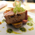 マンサルヴァ - ランチA メイン 富士幻豚ロースのアロスト、ピスタチオとパセリのガーリックバターソース