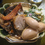 おかもと - サンマ幽庵焼き、干しホタルイカ、明太子焼き？、岩手産白金豚ソーセージ、菊菜の白和え？、落花生塩茹で