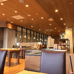 ベーカリー&カフェ クーズコンセルボ - 明るく清潔な空間です
