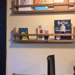 まどいせん - 本が飾ってる。