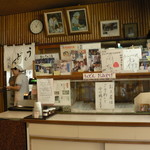 清水屋 - 入口に写真とサイン色紙