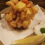 酒盃 - ユリ根とジャガイモなどのかき揚げを抹茶塩で