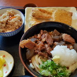 麦きり トクオカ - 牛すじぶっかけと、炊き込みご飯セットで
