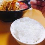 皆川食肉店 - ミニライス、手が邪魔でした