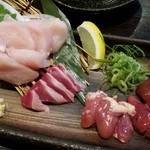 鶏心 - 刺し身の盛合せ4品 (780円 2018年10月現在) ささみ、ずり、心、肝