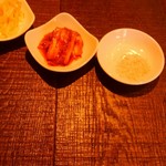 炭火焼肉・韓国料理 KollaBo - 左からキムチ岩塩