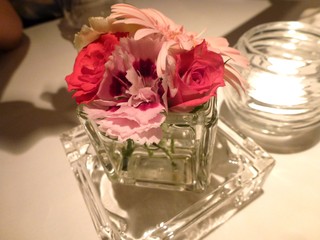タツヤ・カワゴエ - 店内に花はテーブルのみ