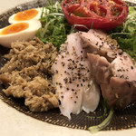 饗 くろ喜 - 朝捌いた丹波黒どりのモモ、ムネ