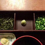 あつた蓬莱軒 - 薬味三種(刻み海苔、わさび、刻みネギ)