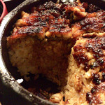 あつた蓬莱軒 - 「ひつまぶしの食べ方」に忠実に、お櫃の中を十文字に4等分にし、4分の1ずつ茶碗に移して頂きます。ご飯にはしっかりと下までタレが染み込んでいます。