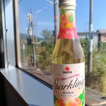 まーるカフェ - 売店のスパークリング梅酒を電車にて