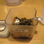 丸源ラーメン - テーブルに置いてあるサービスの高菜