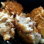 俵コロッケ四ツ谷さくらい - (左)松茸クリームコロッケ
      (右)黒毛和牛肉コロッケ