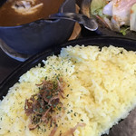 カレー専門店 亀屯 - チキン+チーズ、アボカドサラダをシェア